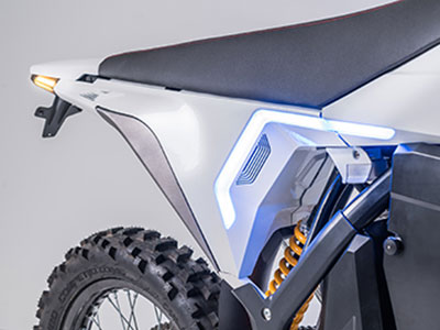 Prototipo de motocicleta eléctrica Dayna Evo - Óptica lateral encendida