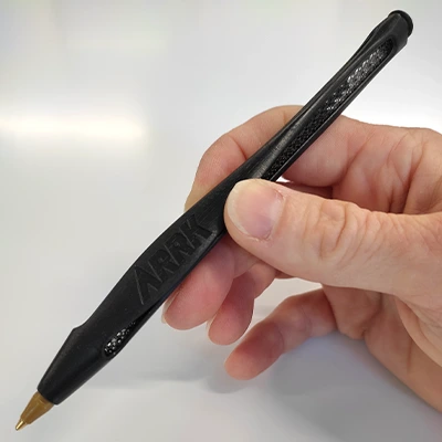 prototipo-bolígrafo-negro-perforado-tecnología-dlp